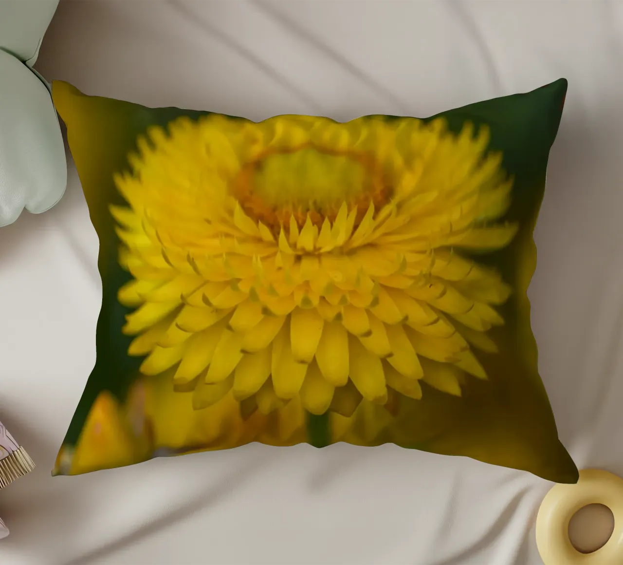 Sole del raccolto cuscino da Curious Collections by Marielle Leenders