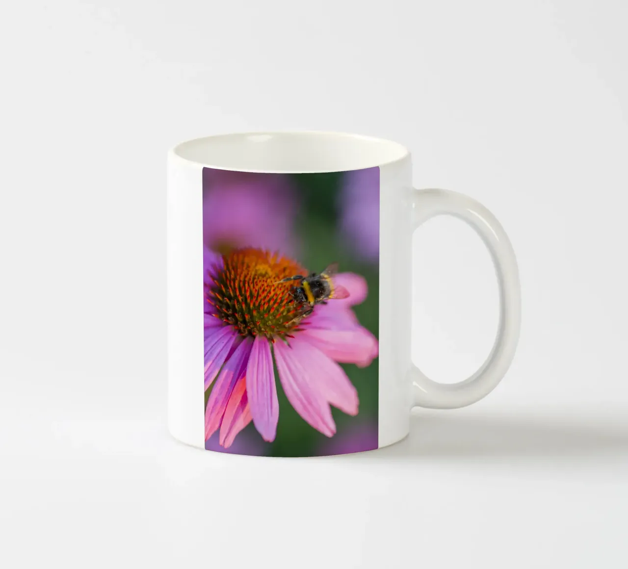 Bombo su fiore rosa tazza in ceramica da Curious Collections by Marielle Leenders