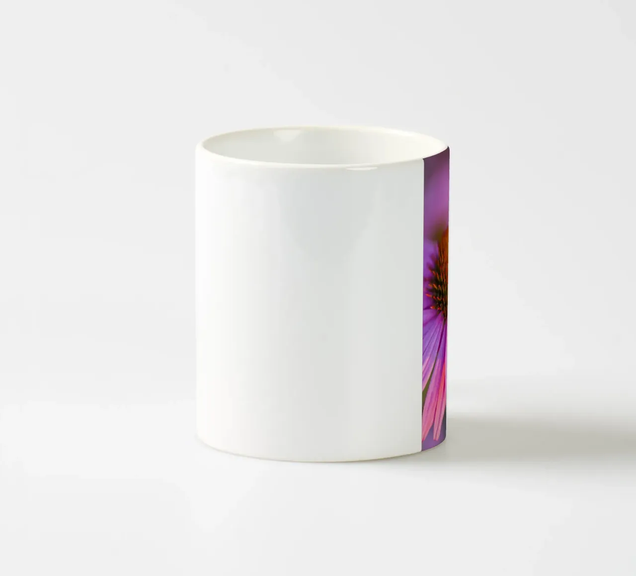 Bombo su fiore rosa tazza in ceramica da Curious Collections by Marielle Leenders