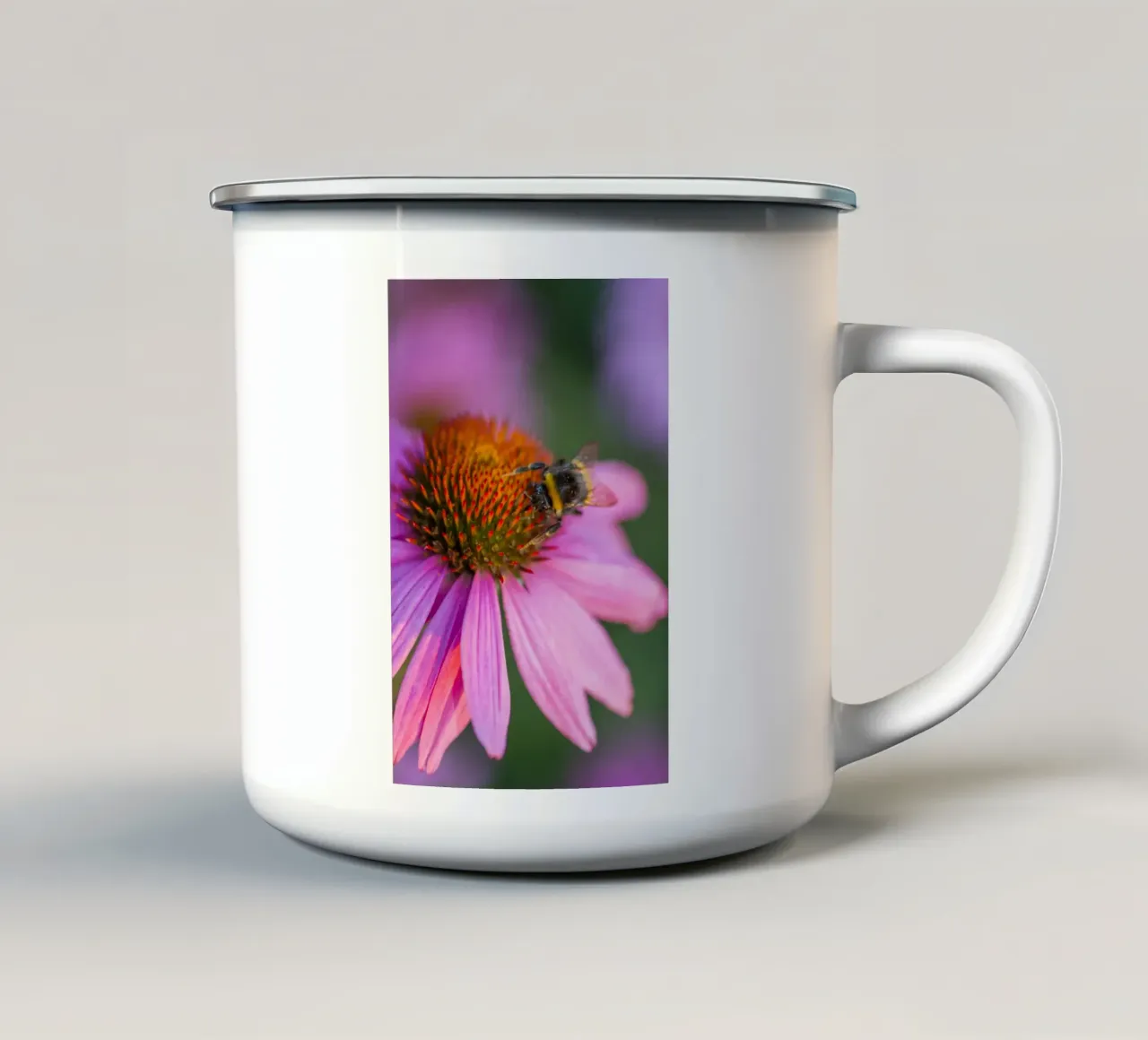 Bombo su fiore rosa tazza in smalto da Curious Collections by Marielle Leenders
