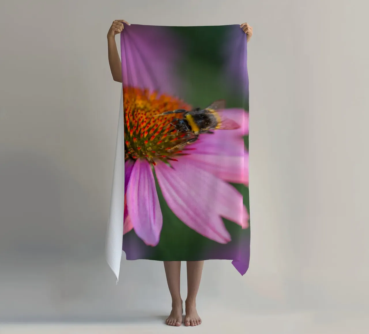 Bombo su fiore rosa telo mare da Curious Collections by Marielle Leenders