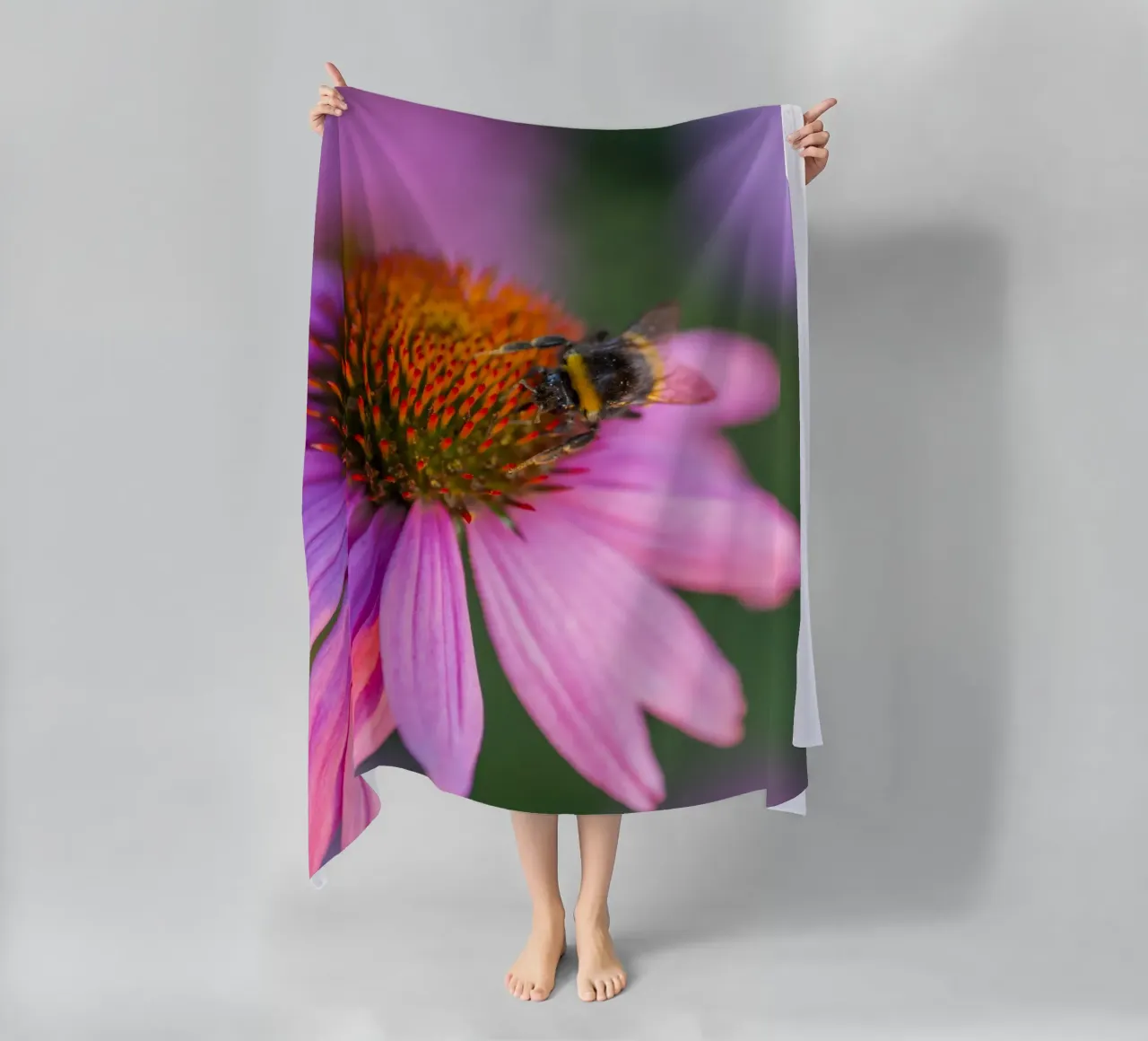 Bombo su fiore rosa telo mare da Curious Collections by Marielle Leenders