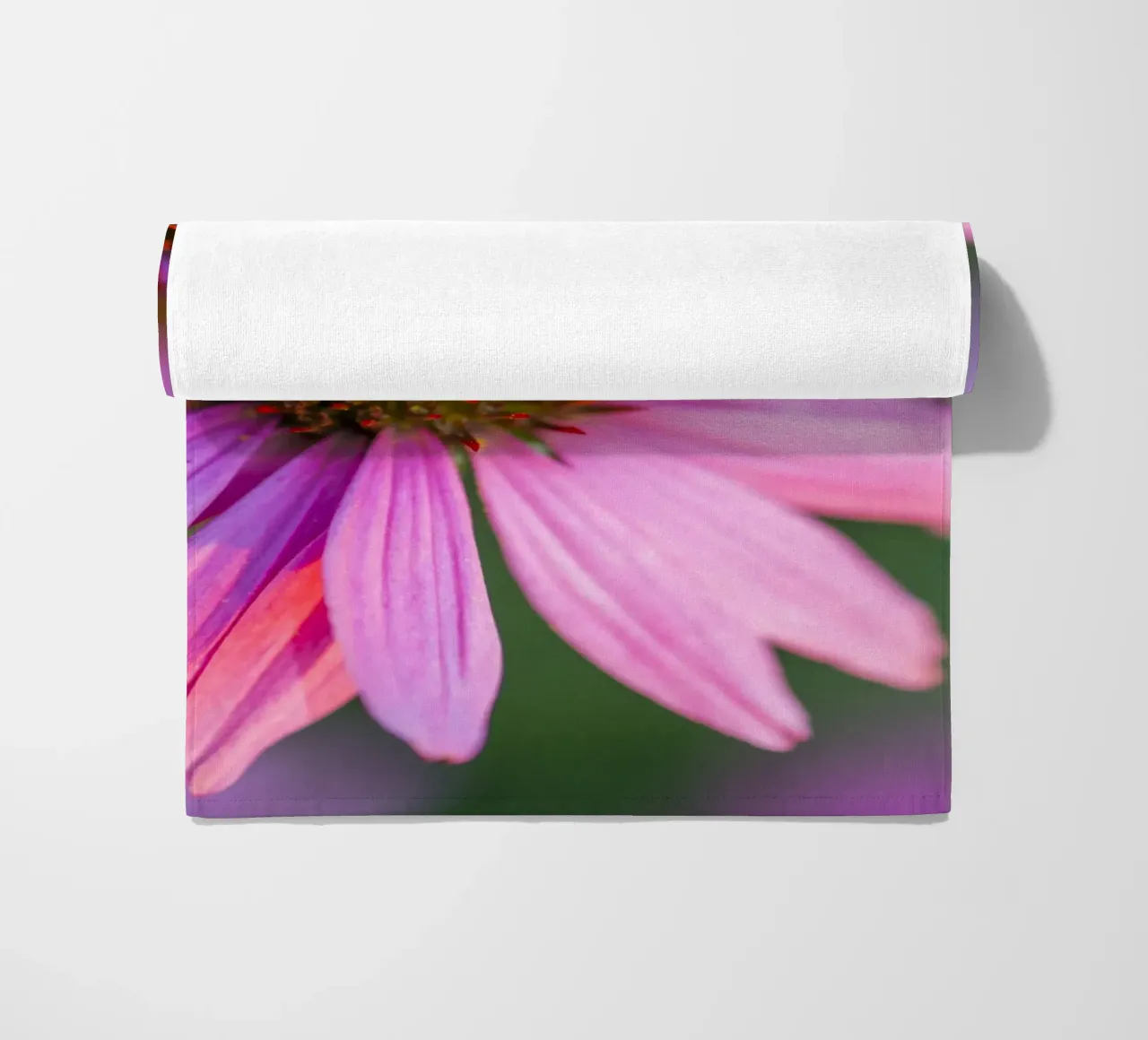 Bombo su fiore rosa telo mare da Curious Collections by Marielle Leenders