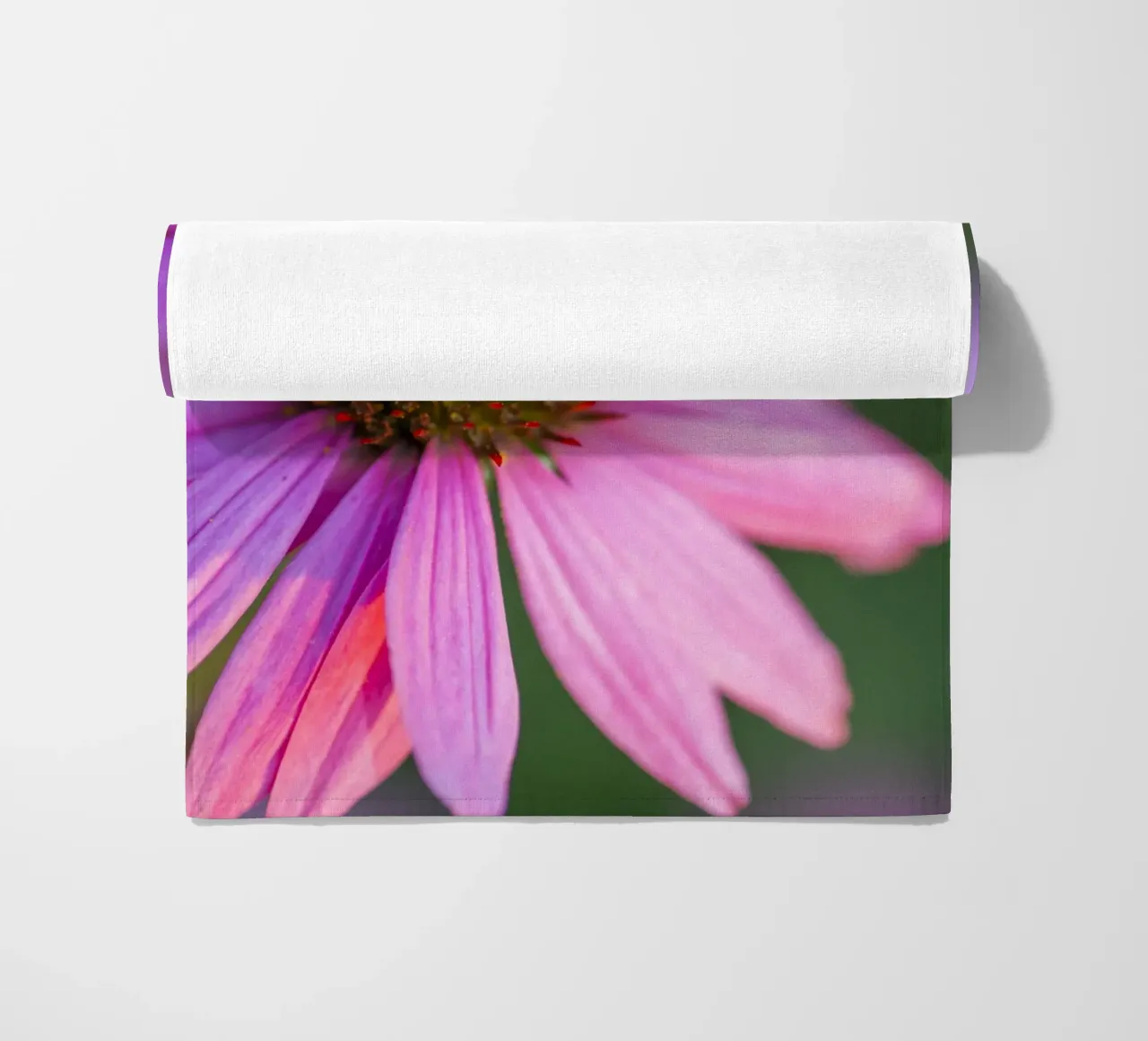 Bombo su fiore rosa telo mare da Curious Collections by Marielle Leenders
