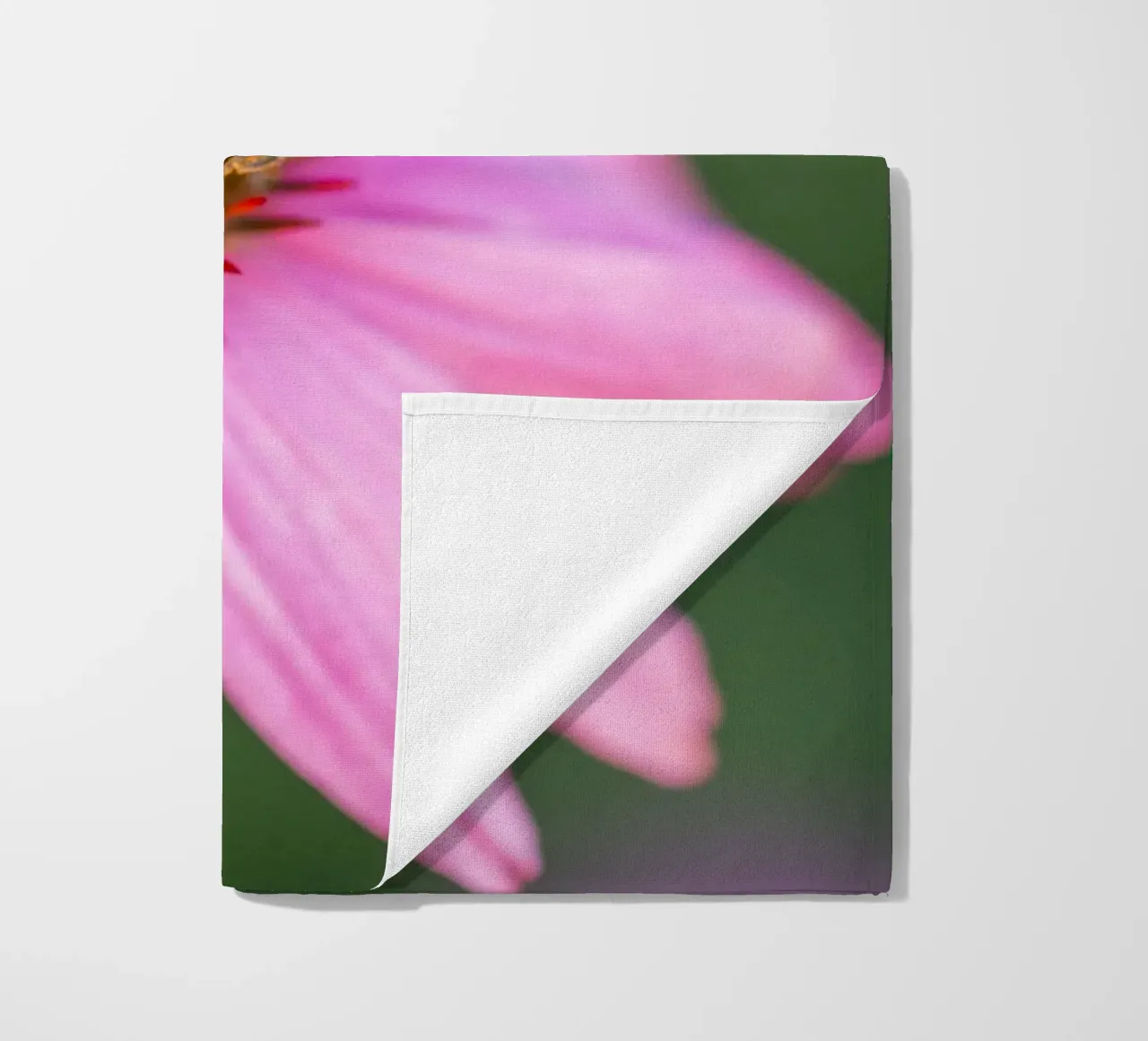 Bombo su fiore rosa telo mare da Curious Collections by Marielle Leenders