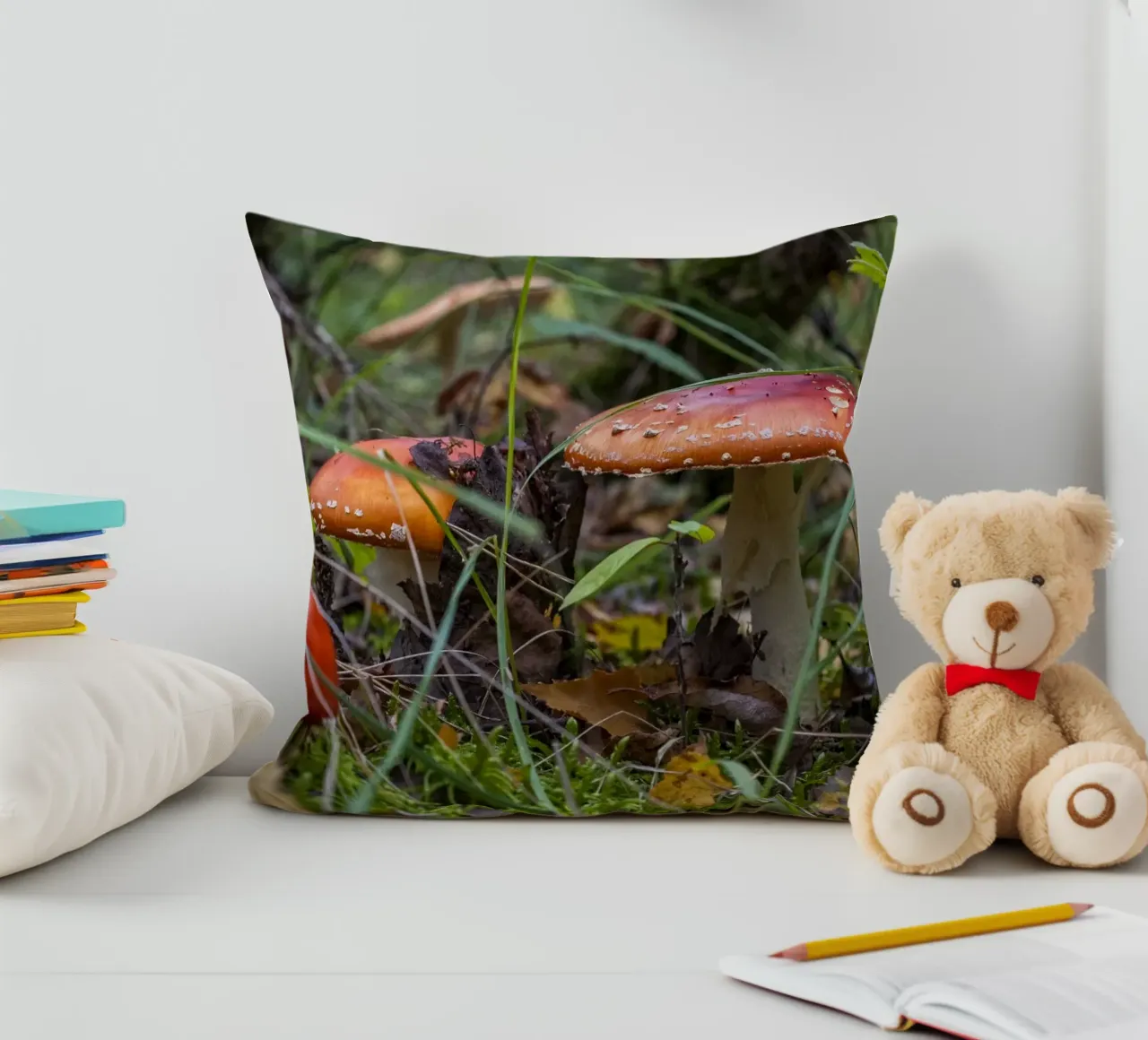 Funghi nel muschio cuscino da Curious Collections by Marielle Leenders