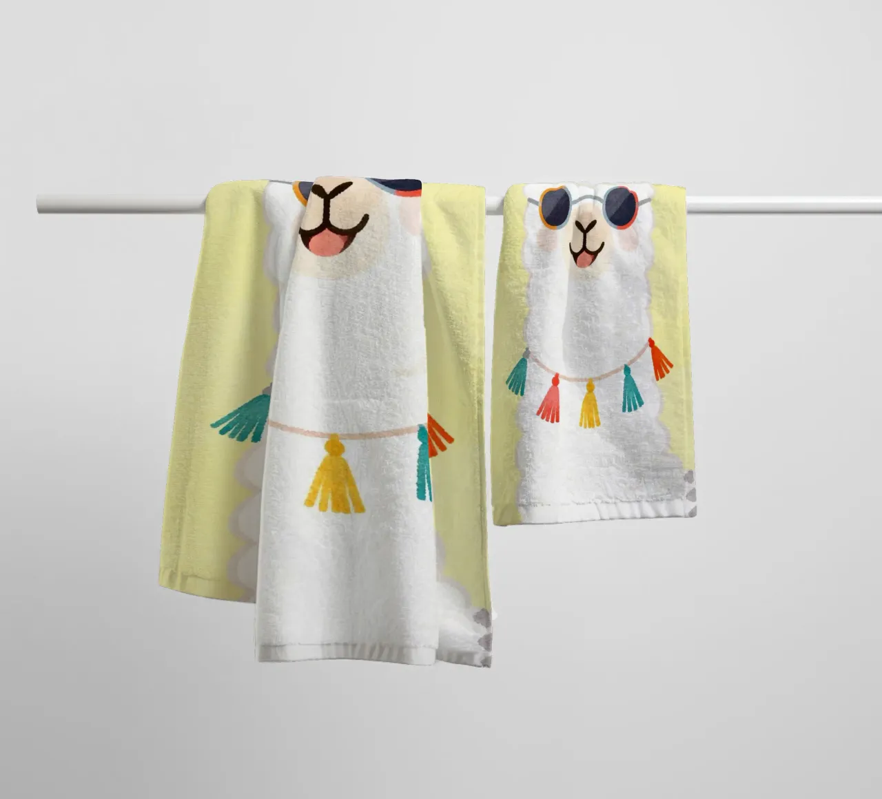 Cool Llama with Sunglasses asciugamano da bagno da Attaboy Dsgn