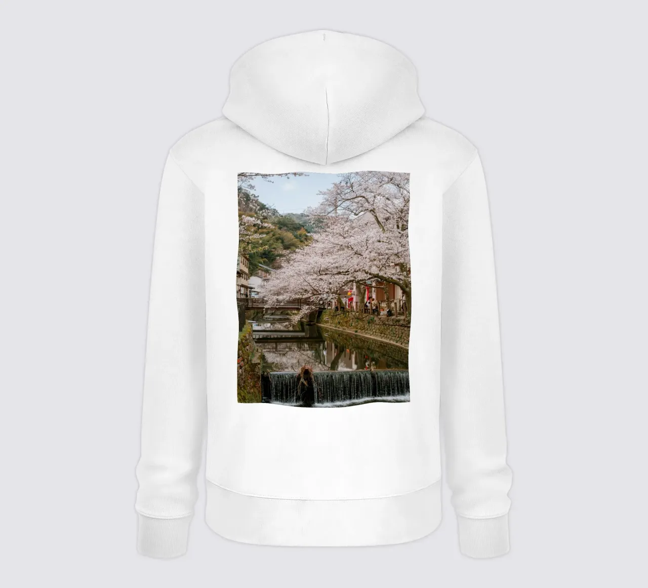 Fiume di ciliegi in fiore - Kinosaki Onsen, Giappone felpa con cappuccio da Marcel Bisig
