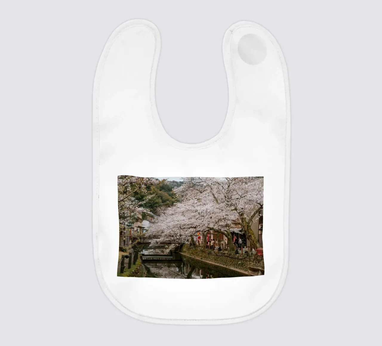 Fiume di ciliegi in fiore - Kinosaki Onsen, Giappone bavaglino da Marcel Bisig