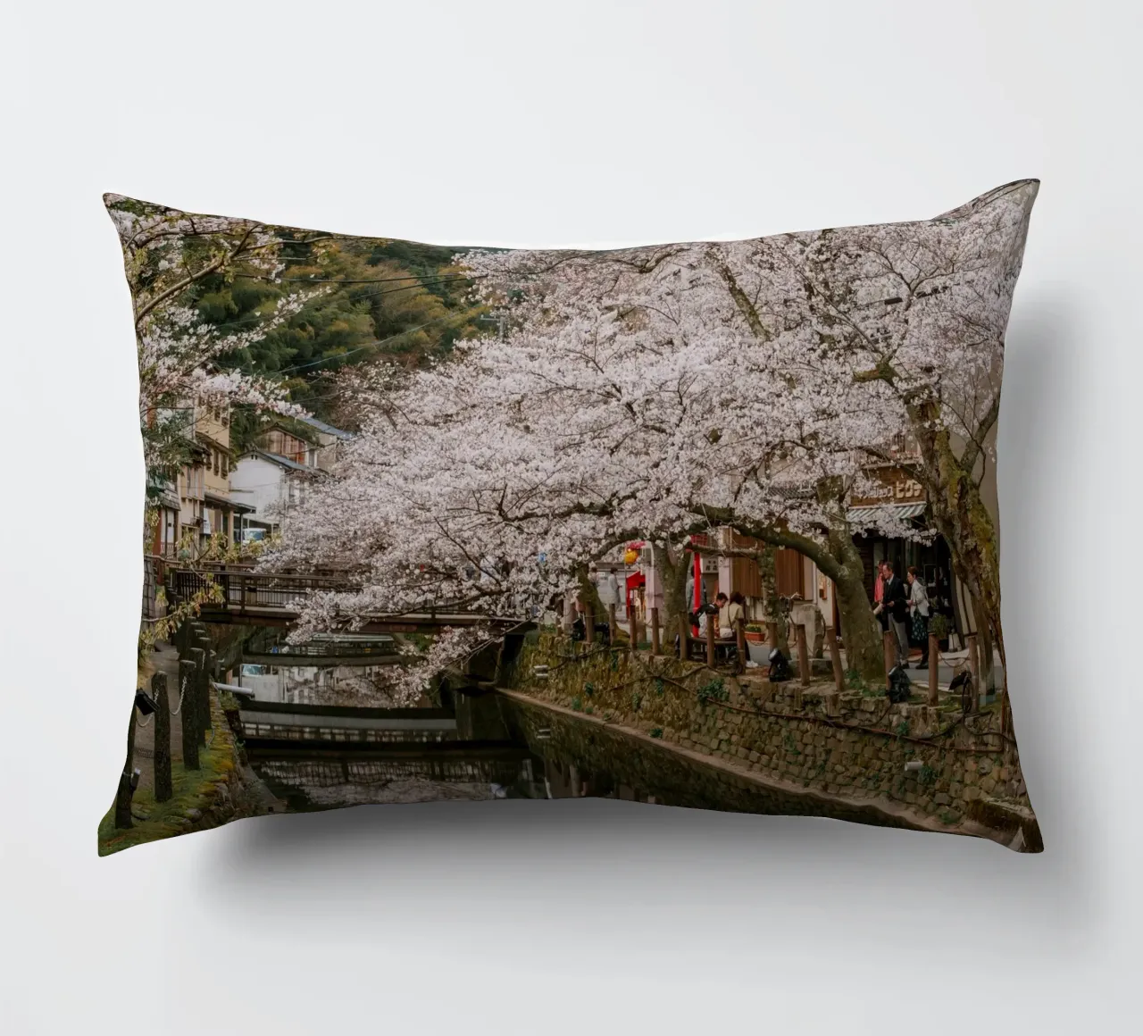 Fiume di ciliegi in fiore - Kinosaki Onsen, Giappone cuscino da Marcel Bisig