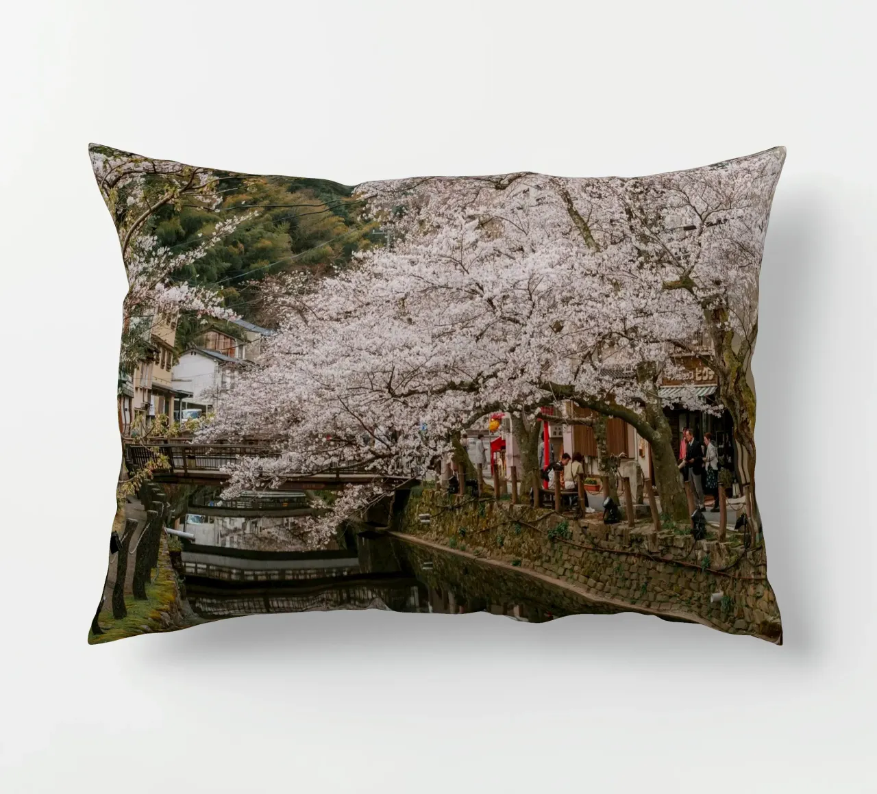 Fiume di ciliegi in fiore - Kinosaki Onsen, Giappone cuscino da Marcel Bisig