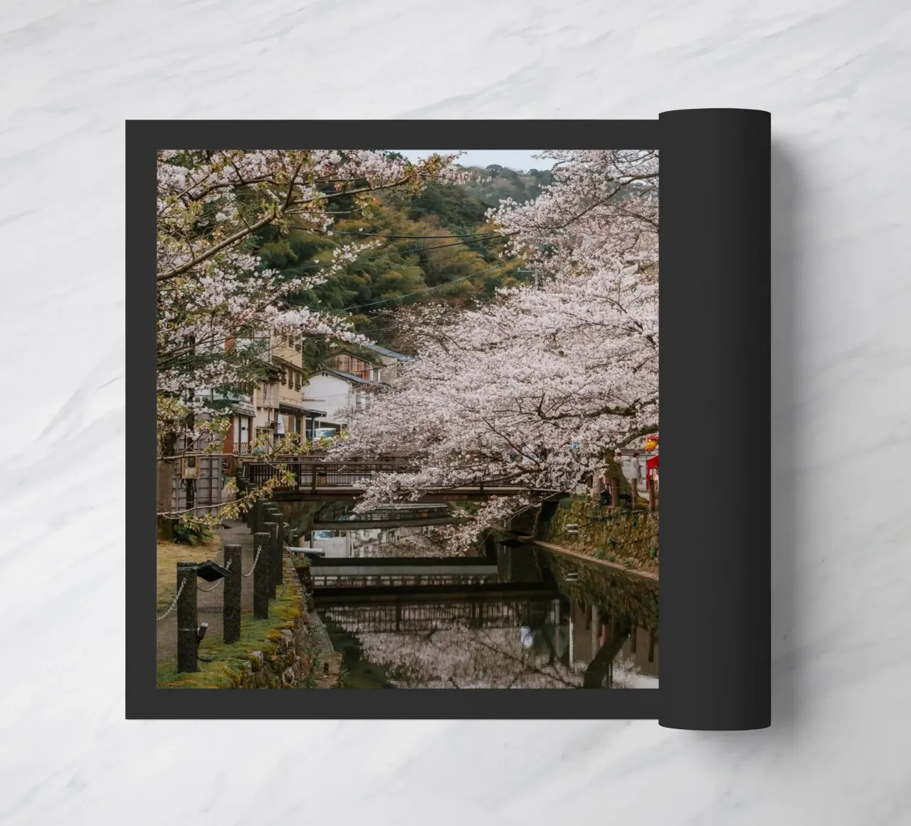 Fiume di ciliegi in fiore - Kinosaki Onsen, Giappone zerbino da Marcel Bisig