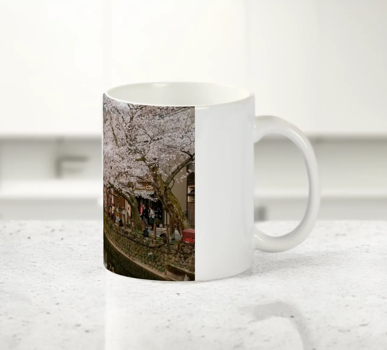 Fiume di ciliegi in fiore - Kinosaki Onsen, Giappone tazza in ceramica da Marcel Bisig