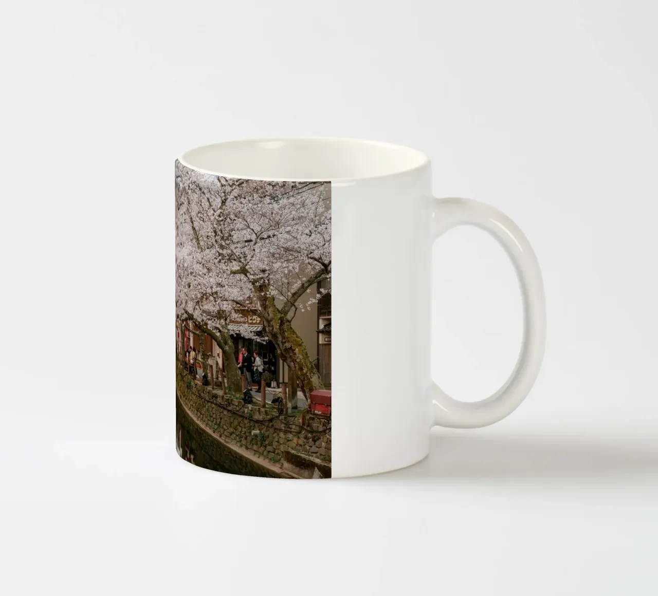 Fiume di ciliegi in fiore - Kinosaki Onsen, Giappone tazza in ceramica da Marcel Bisig