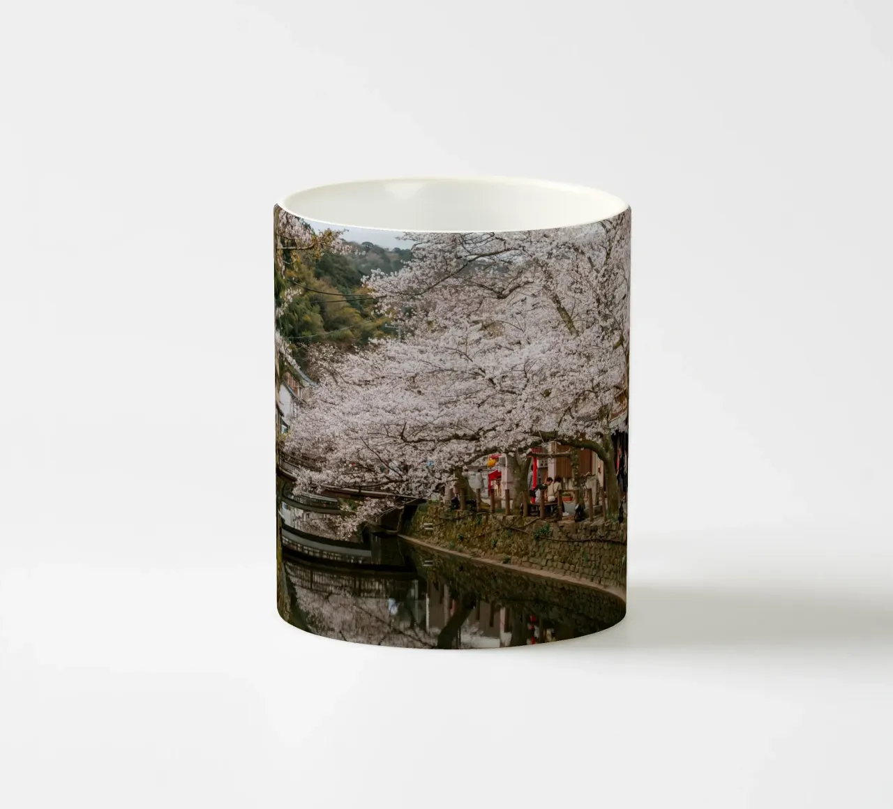 Fiume di ciliegi in fiore - Kinosaki Onsen, Giappone tazza in ceramica da Marcel Bisig