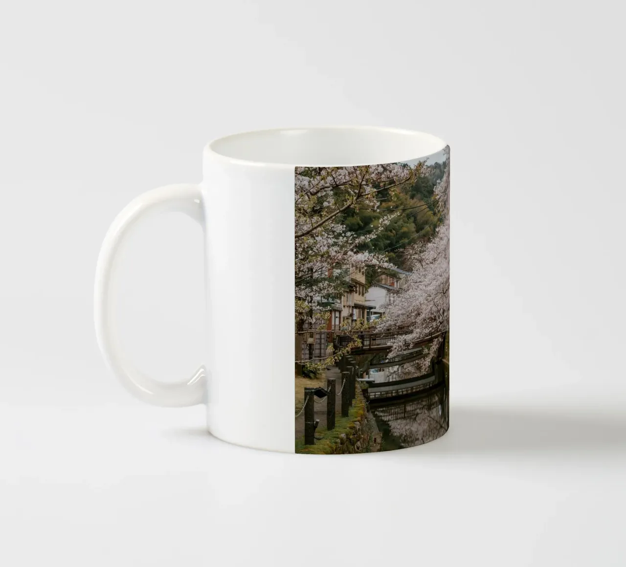 Fiume di ciliegi in fiore - Kinosaki Onsen, Giappone tazza in ceramica da Marcel Bisig