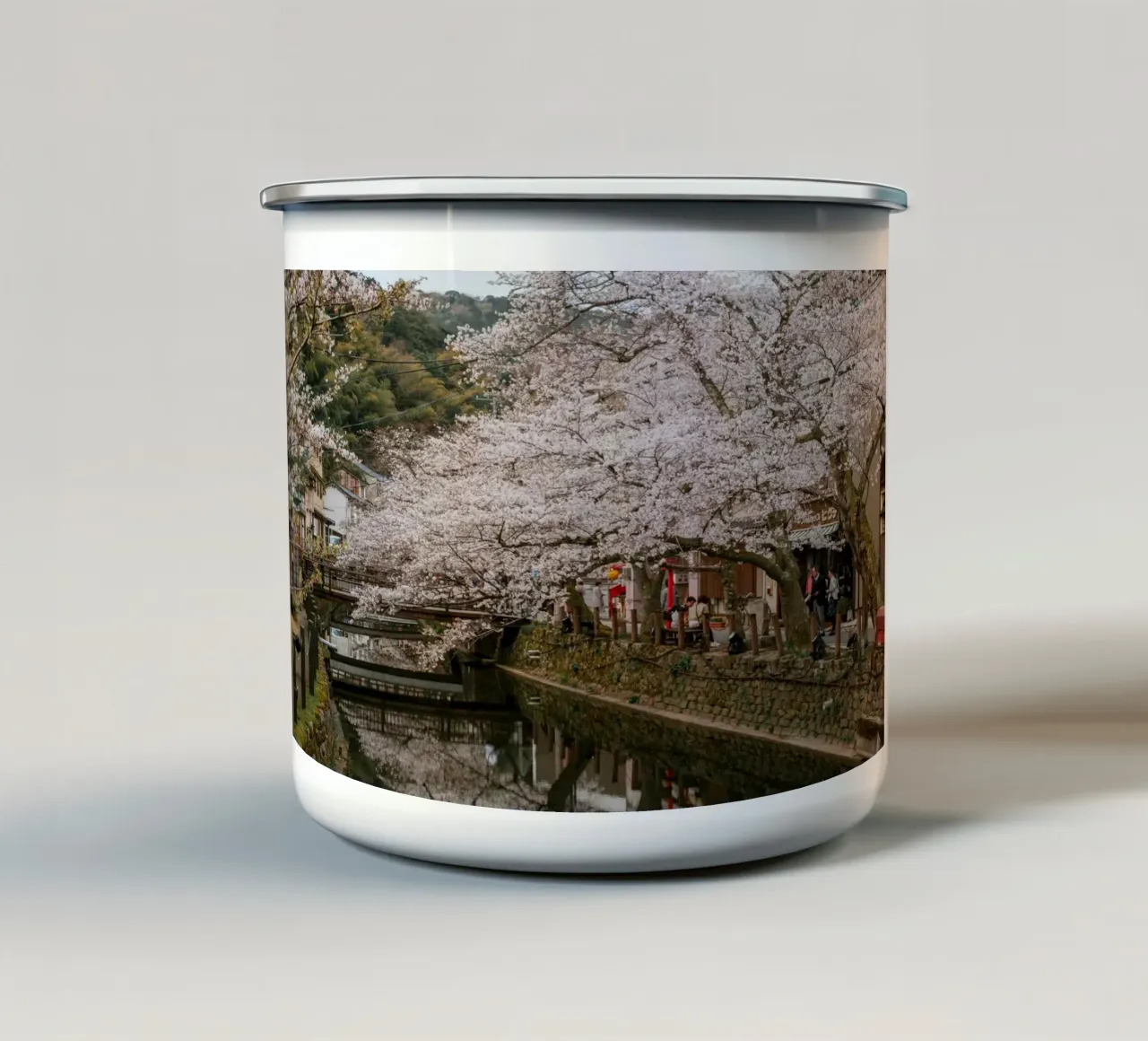 Fiume di ciliegi in fiore - Kinosaki Onsen, Giappone tazza in smalto da Marcel Bisig