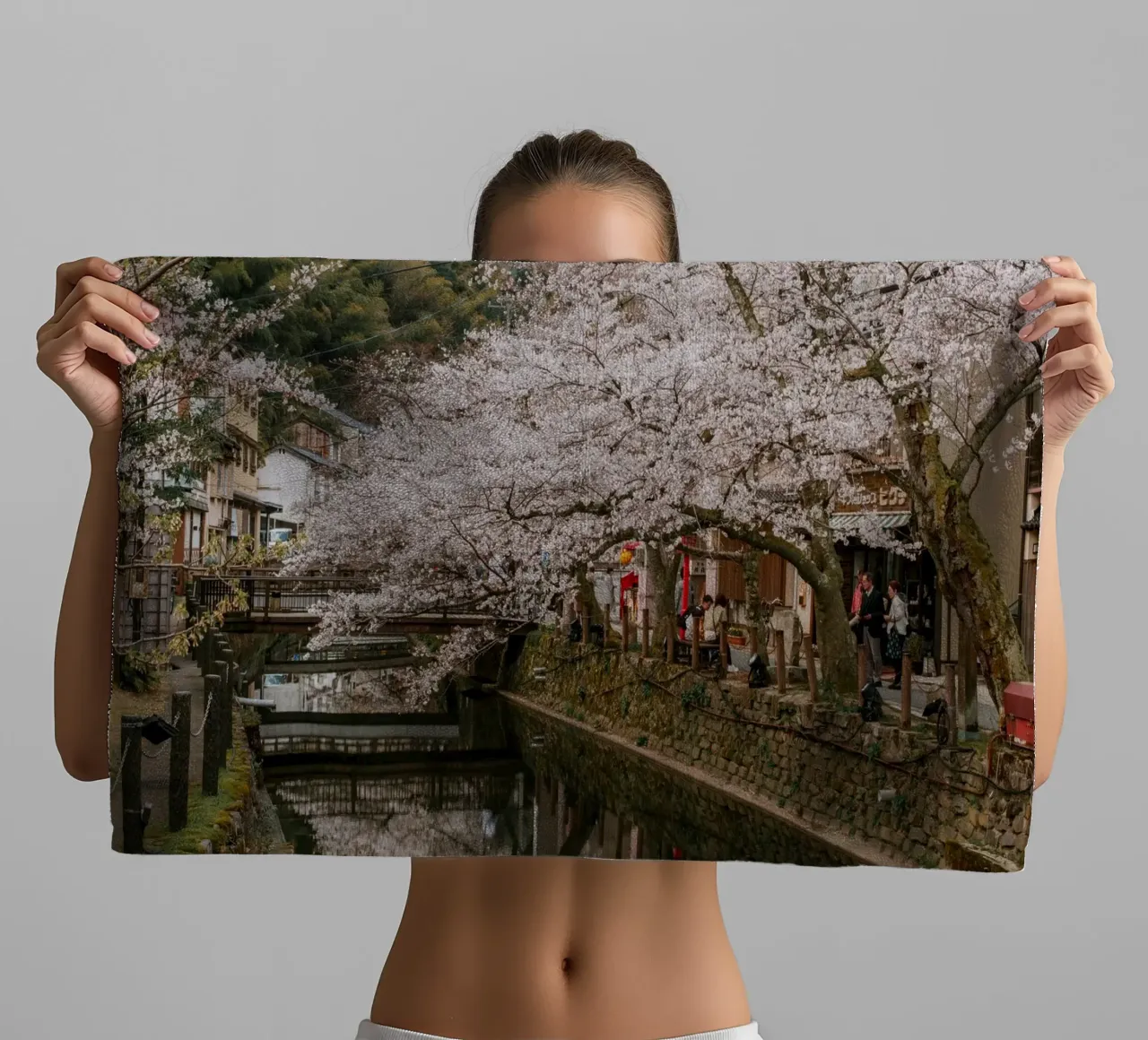 Fiume di ciliegi in fiore - Kinosaki Onsen, Giappone asciugamano da bagno da Marcel Bisig