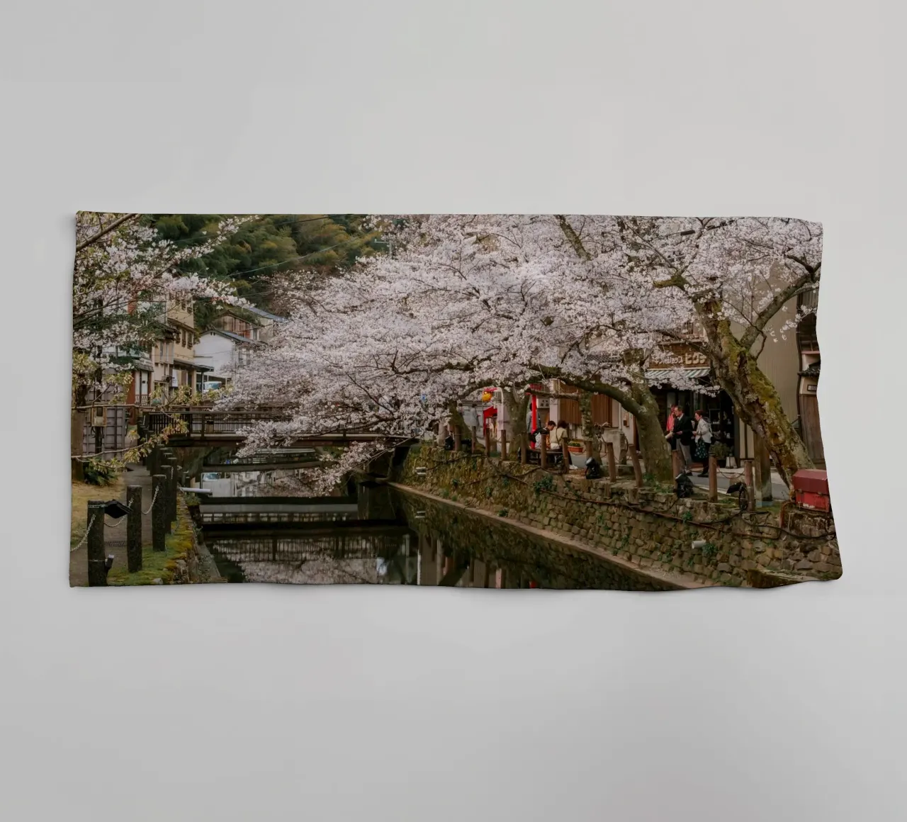 Fiume di ciliegi in fiore - Kinosaki Onsen, Giappone asciugamano da bagno da Marcel Bisig