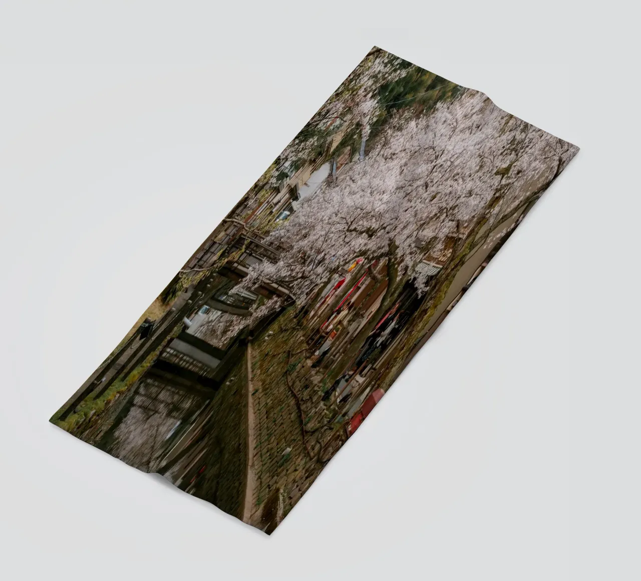 Fiume di ciliegi in fiore - Kinosaki Onsen, Giappone telo mare da Marcel Bisig