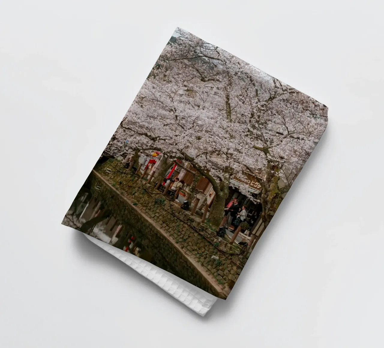 Fiume di ciliegi in fiore - Kinosaki Onsen, Giappone canovaccio da cucina da Marcel Bisig