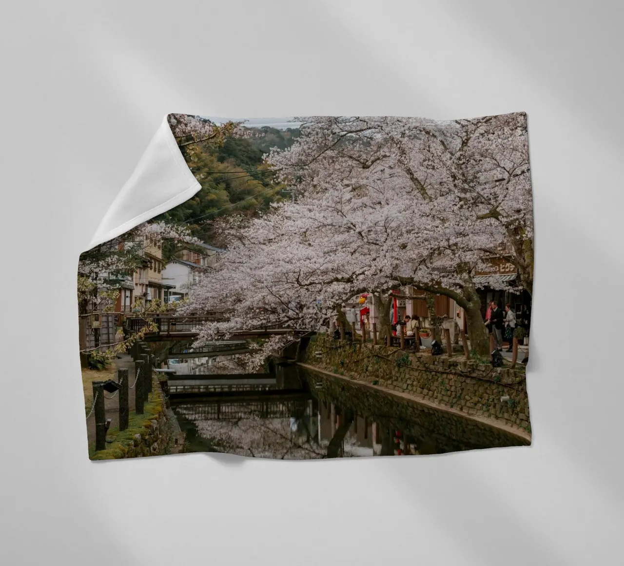 Fiume di ciliegi in fiore - Kinosaki Onsen, Giappone coperta in pile da Marcel Bisig