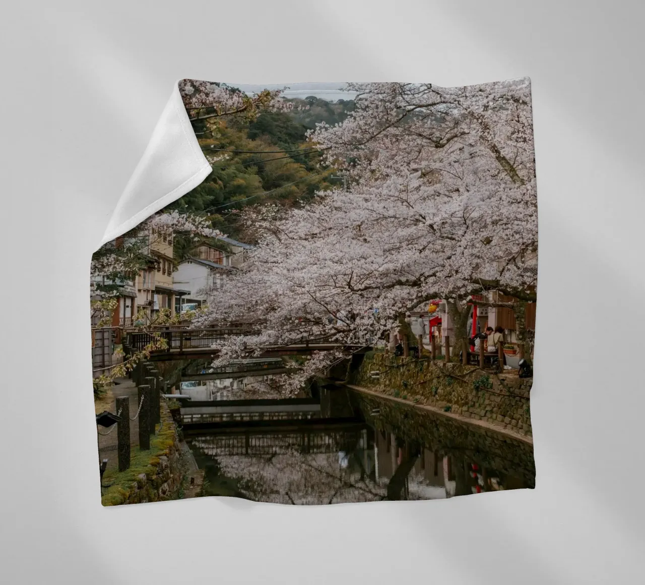 Fiume di ciliegi in fiore - Kinosaki Onsen, Giappone coperta in pile da Marcel Bisig