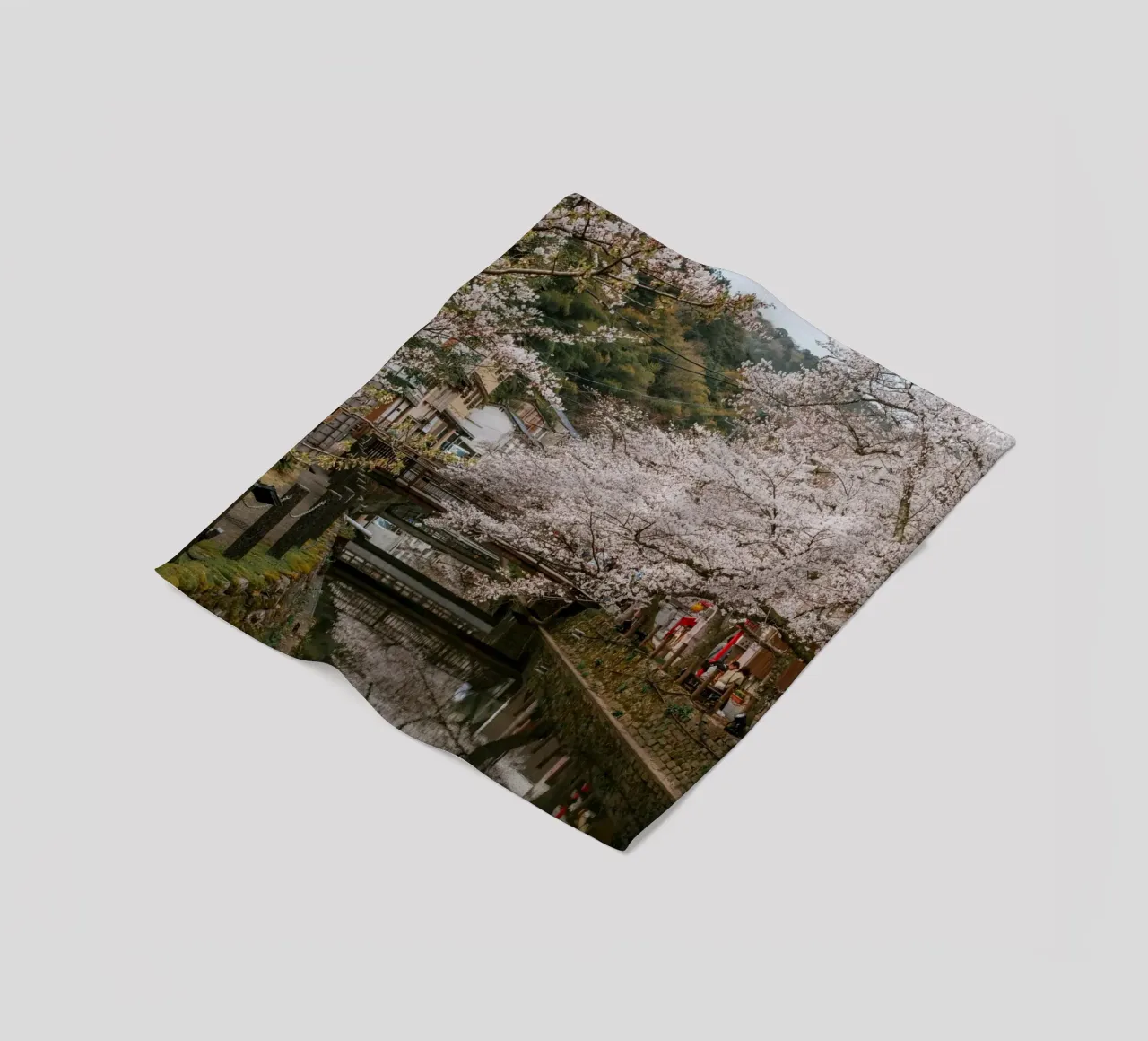 Fiume di ciliegi in fiore - Kinosaki Onsen, Giappone coperta in pile da Marcel Bisig