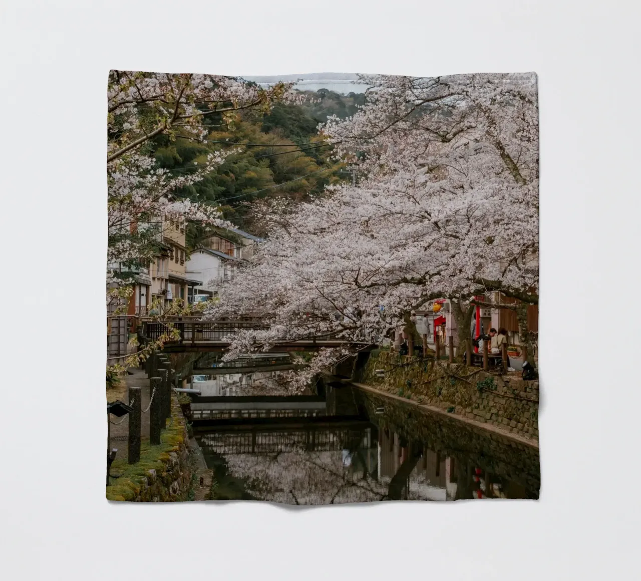 Fiume di ciliegi in fiore - Kinosaki Onsen, Giappone coperta in pile da Marcel Bisig
