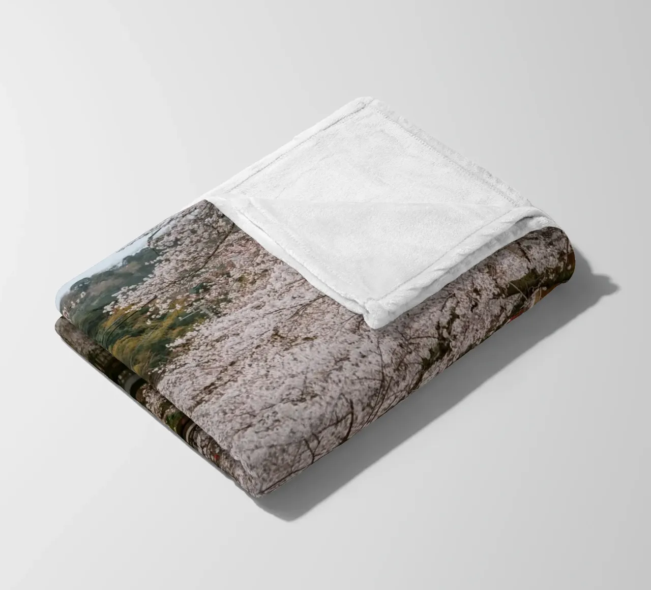 Fiume di ciliegi in fiore - Kinosaki Onsen, Giappone coperta in pile da Marcel Bisig