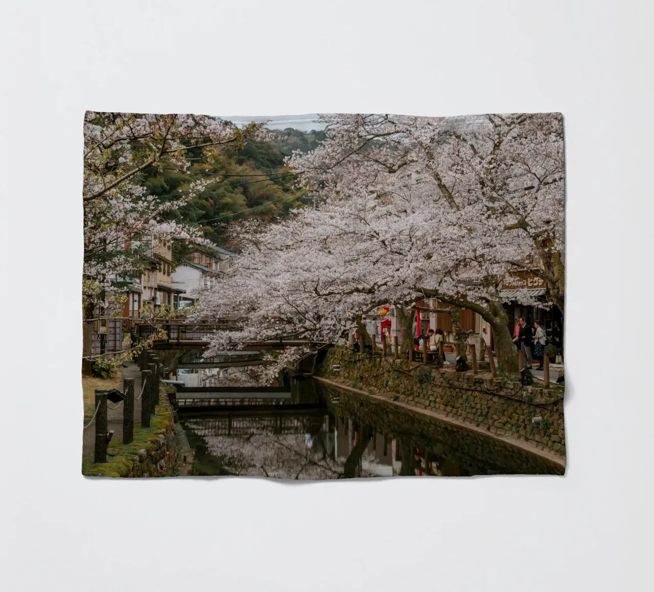 Fiume di ciliegi in fiore - Kinosaki Onsen, Giappone coperta in pile da Marcel Bisig
