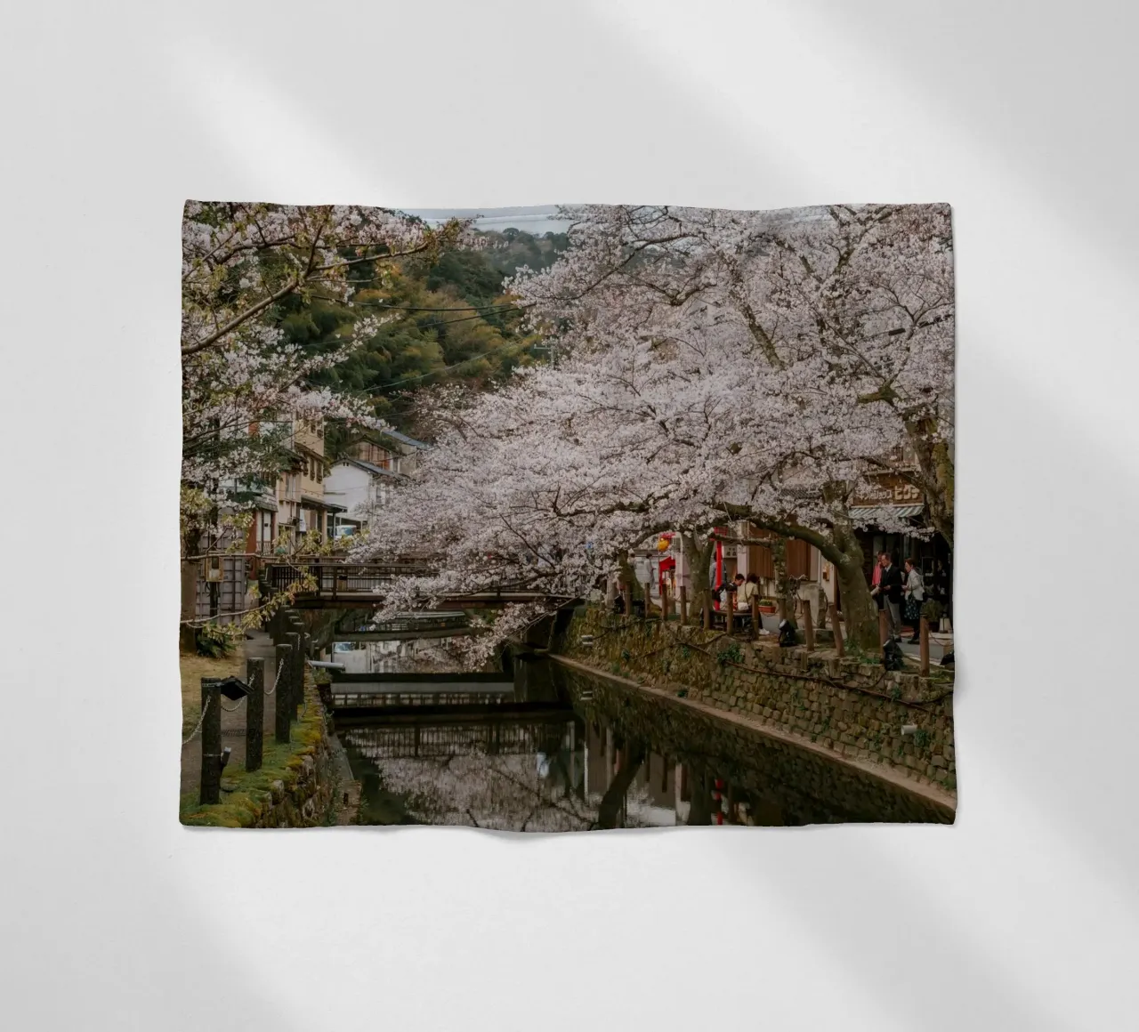 Fiume di ciliegi in fiore - Kinosaki Onsen, Giappone coperta in pile da Marcel Bisig
