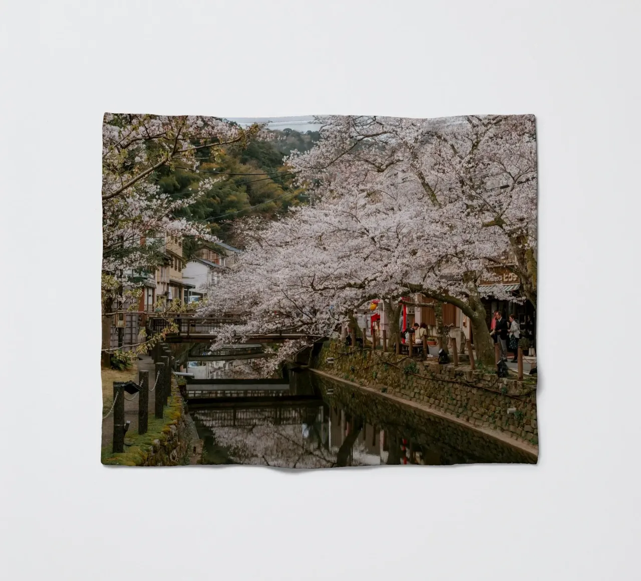 Fiume di ciliegi in fiore - Kinosaki Onsen, Giappone coperta in pile da Marcel Bisig