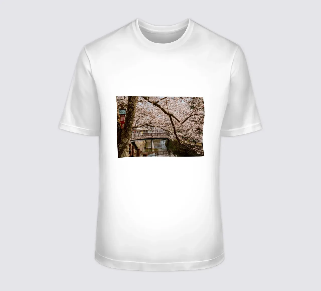 Fiume di ciliegi in fiore - Kinosaki Onsen, Giappone t-shirt da Marcel Bisig