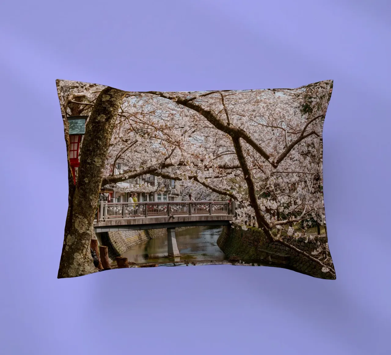 Fiume di ciliegi in fiore - Kinosaki Onsen, Giappone cuscino da Marcel Bisig