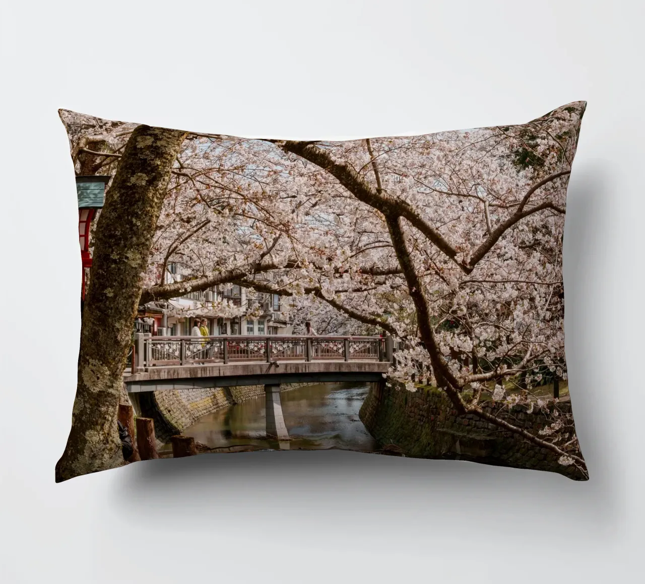 Fiume di ciliegi in fiore - Kinosaki Onsen, Giappone cuscino da Marcel Bisig