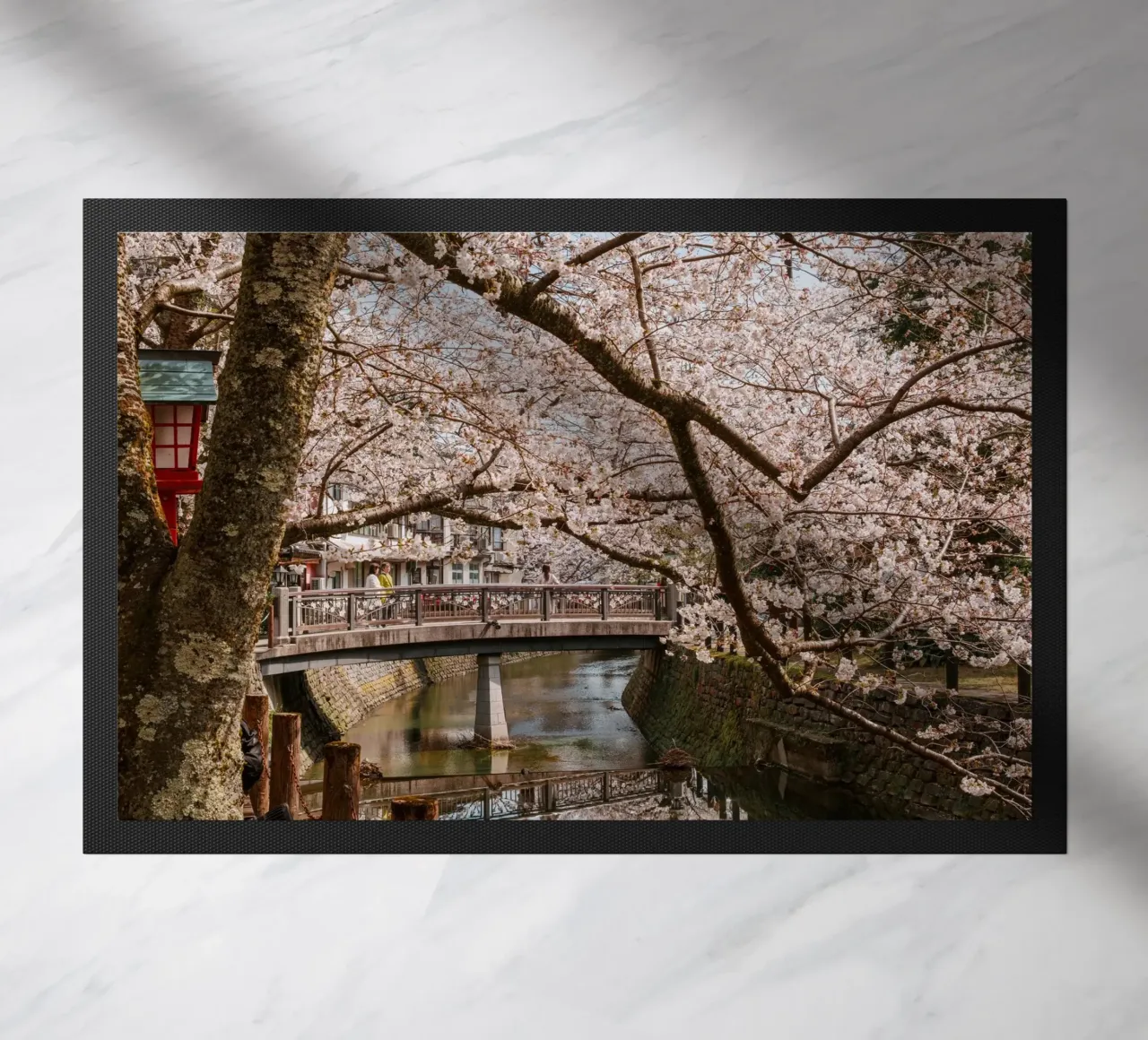 Fiume di ciliegi in fiore - Kinosaki Onsen, Giappone zerbino da Marcel Bisig