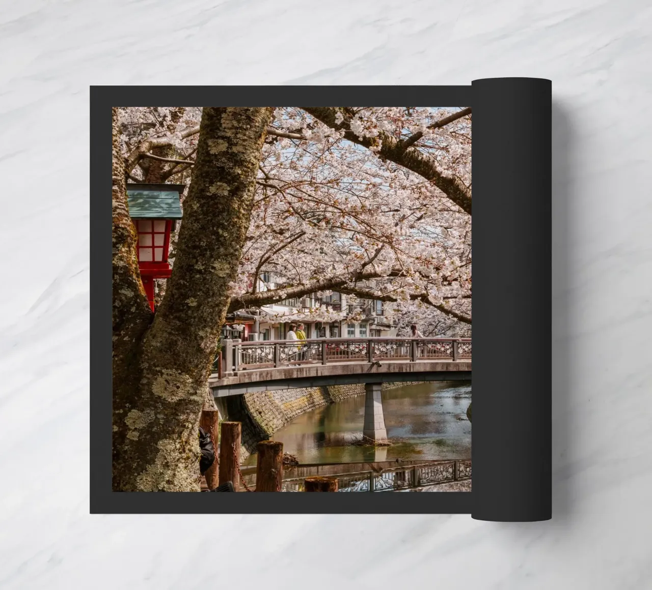 Fiume di ciliegi in fiore - Kinosaki Onsen, Giappone zerbino da Marcel Bisig