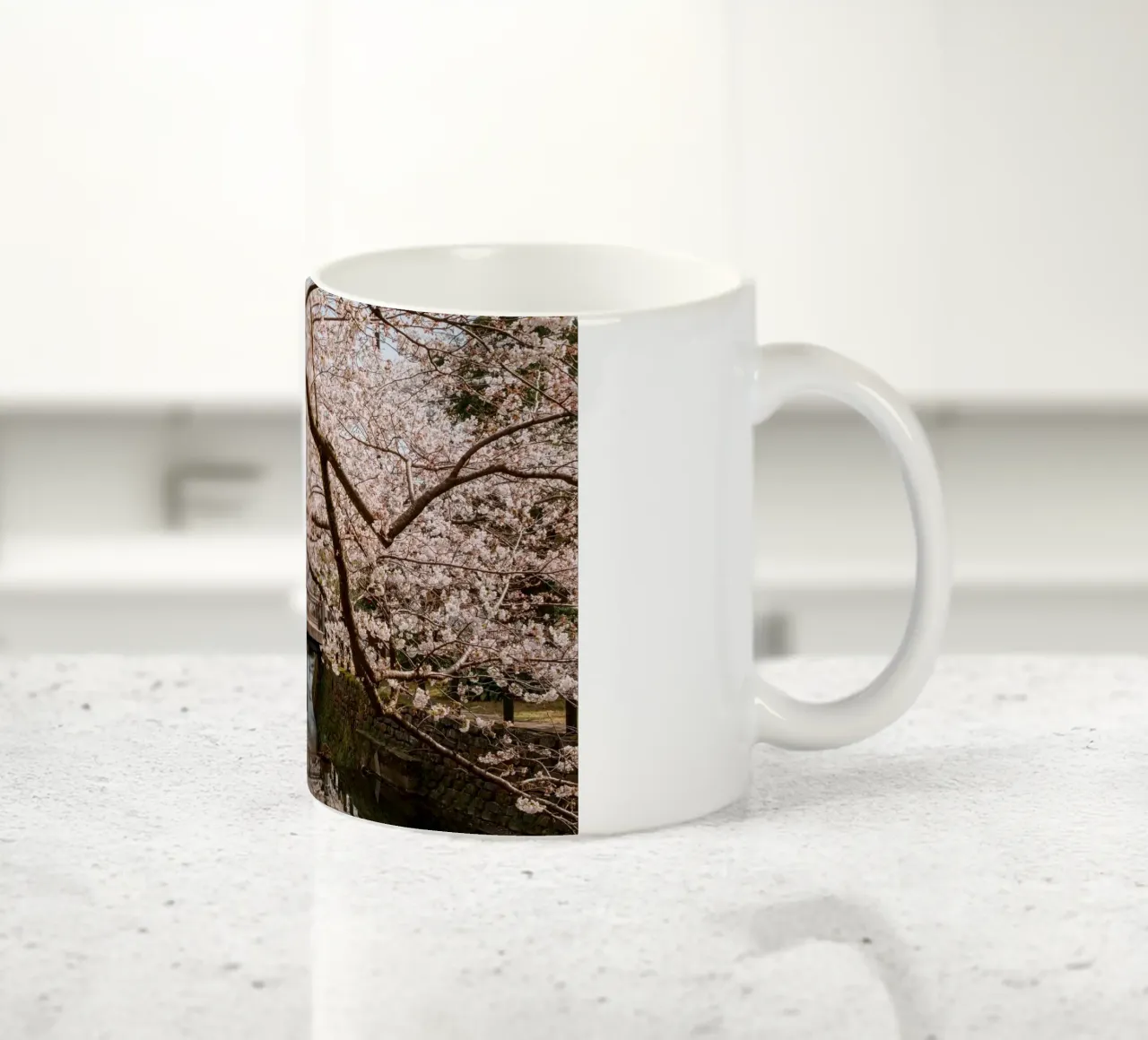 Fiume di ciliegi in fiore - Kinosaki Onsen, Giappone tazza in ceramica da Marcel Bisig