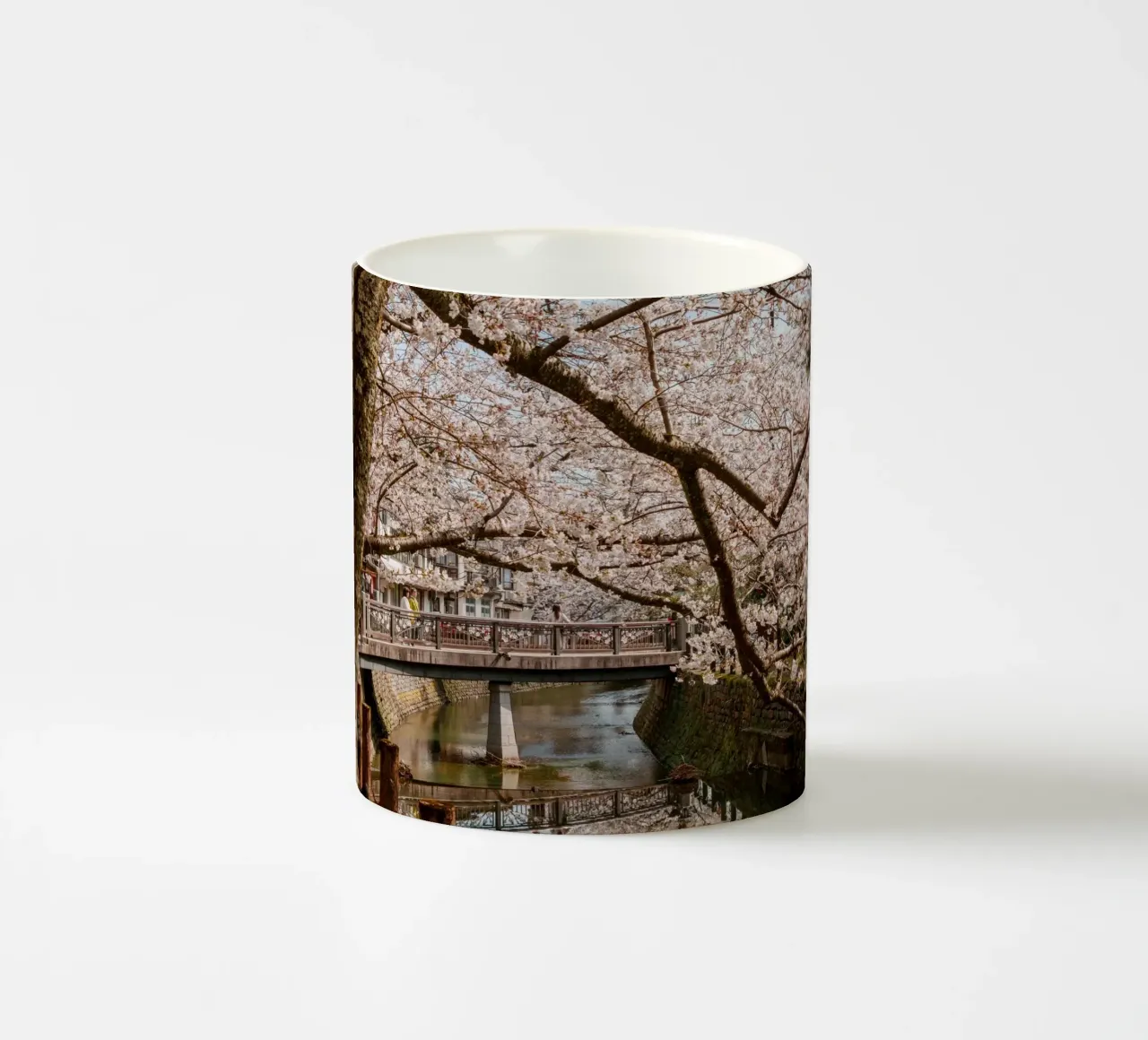 Fiume di ciliegi in fiore - Kinosaki Onsen, Giappone tazza in ceramica da Marcel Bisig