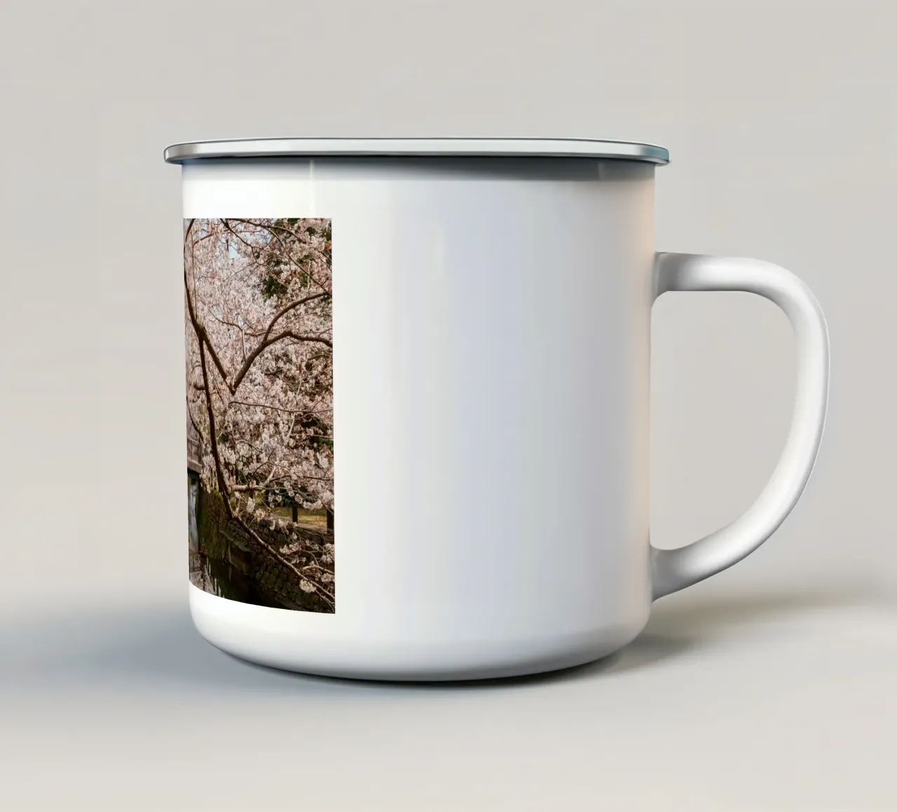 Fiume di ciliegi in fiore - Kinosaki Onsen, Giappone tazza in smalto da Marcel Bisig