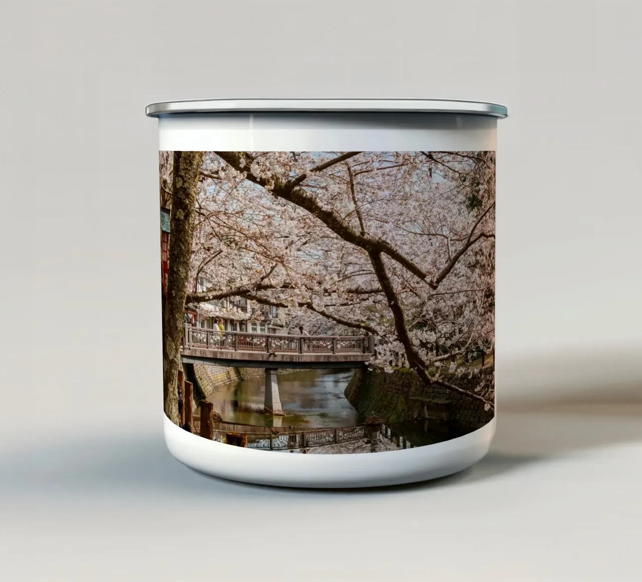 Fiume di ciliegi in fiore - Kinosaki Onsen, Giappone tazza in smalto da Marcel Bisig