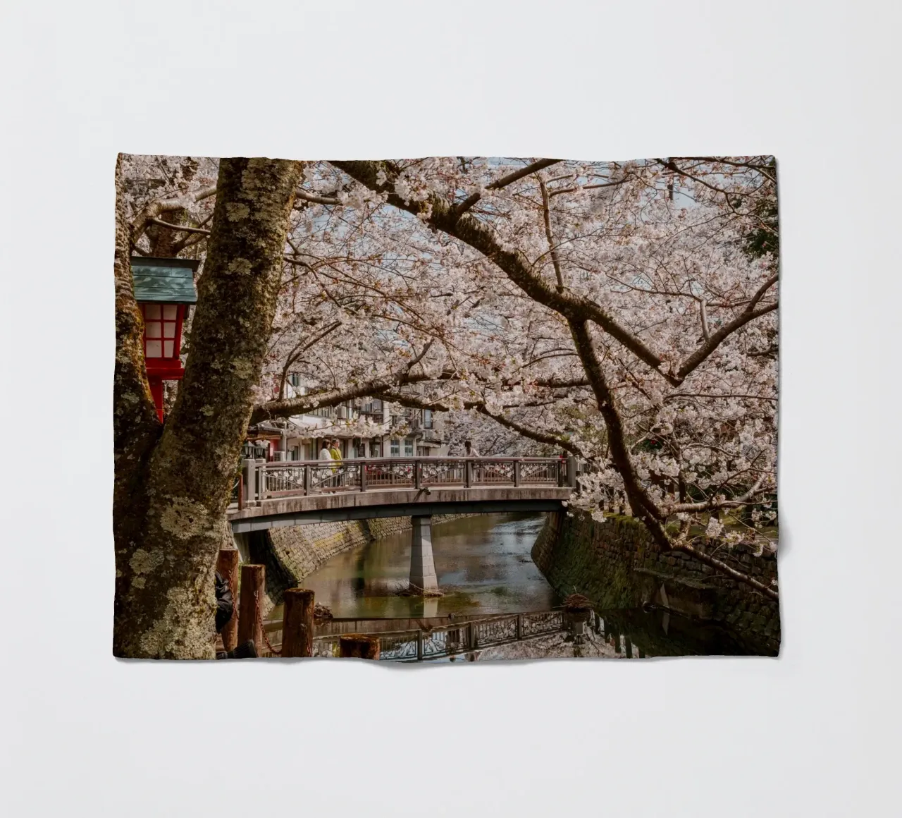 Fiume di ciliegi in fiore - Kinosaki Onsen, Giappone coperta in pile da Marcel Bisig