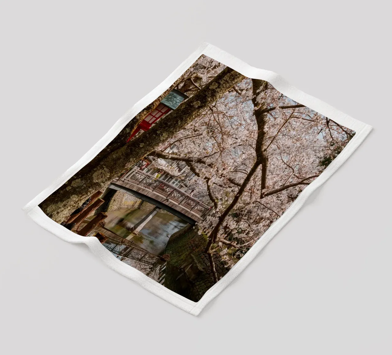 Fiume di ciliegi in fiore - Kinosaki Onsen, Giappone coperta in pile da Marcel Bisig