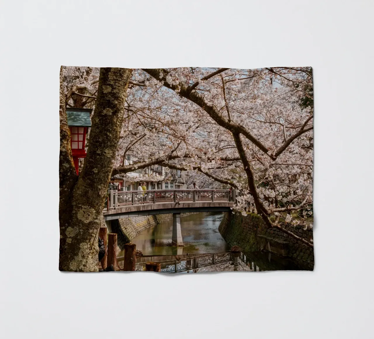 Fiume di ciliegi in fiore - Kinosaki Onsen, Giappone coperta in pile da Marcel Bisig