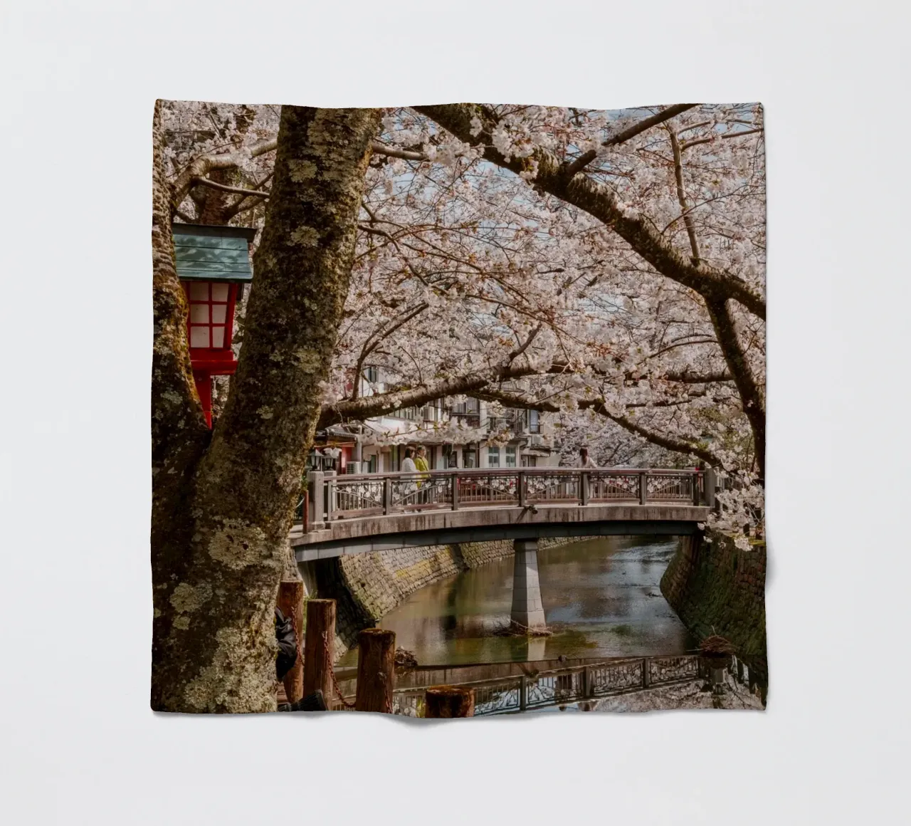 Fiume di ciliegi in fiore - Kinosaki Onsen, Giappone coperta in pile da Marcel Bisig