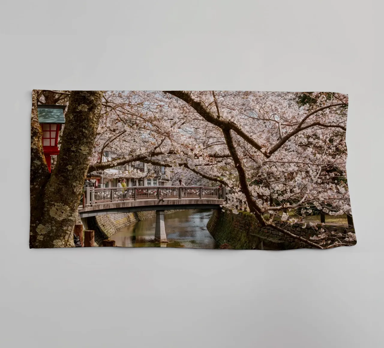 Fiume di ciliegi in fiore - Kinosaki Onsen, Giappone asciugamano da bagno da Marcel Bisig