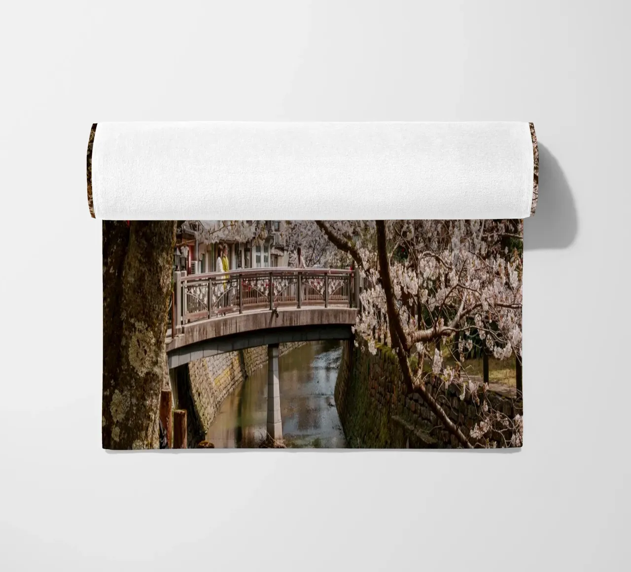 Fiume di ciliegi in fiore - Kinosaki Onsen, Giappone telo mare da Marcel Bisig