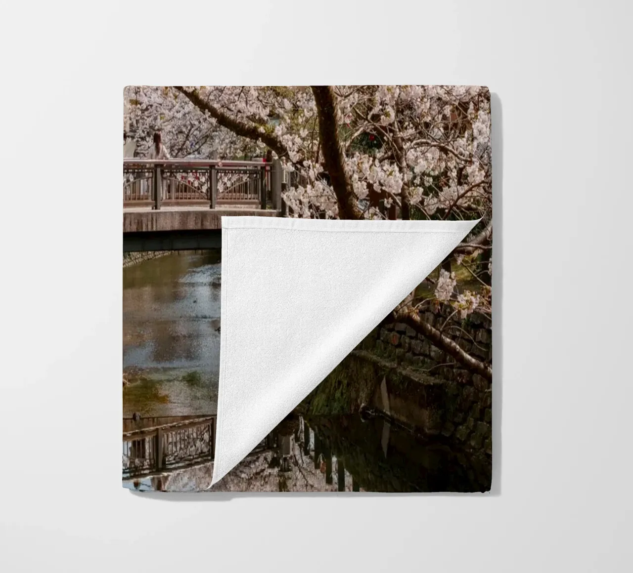 Fiume di ciliegi in fiore - Kinosaki Onsen, Giappone telo mare da Marcel Bisig