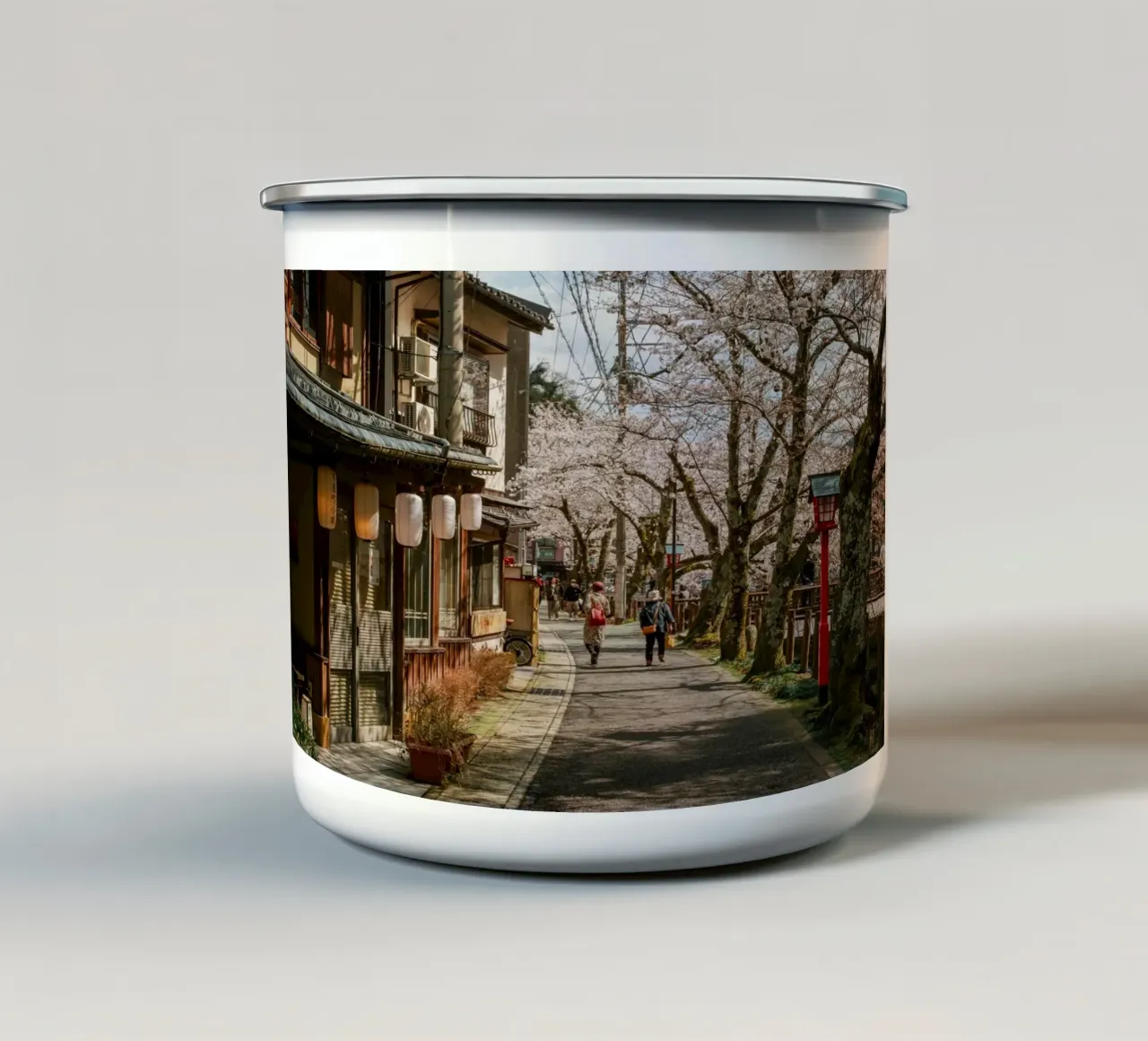 Kinsoki Onsen Town Fiori di ciliegio, Giappone tazza in smalto da Marcel Bisig
